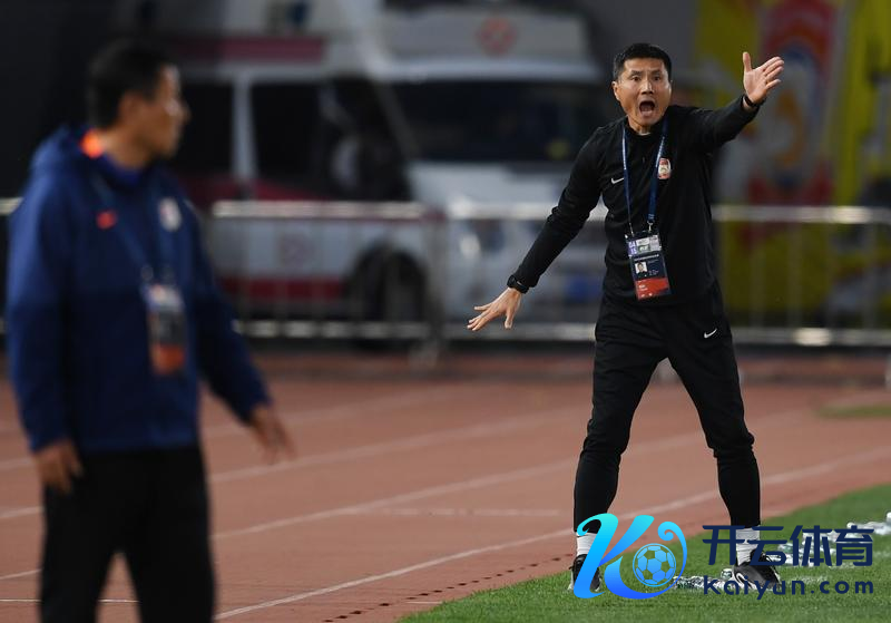 担任青岛西海岸队主教师的邵佳一。